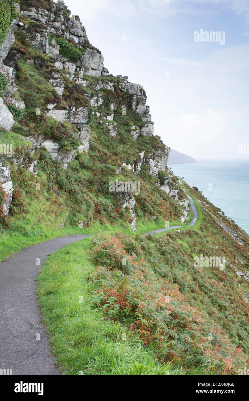 South West Coast Path, Tarka Trail, attorno al bordo della Valle di rocce, Lynton, Devon, Settembre. Foto Stock