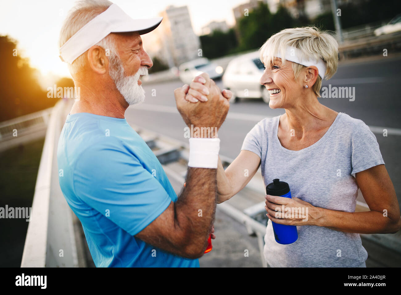 Esecuzione di Coppia matura congratularmi e felice di finire il loro allenamento mattutino Foto Stock
