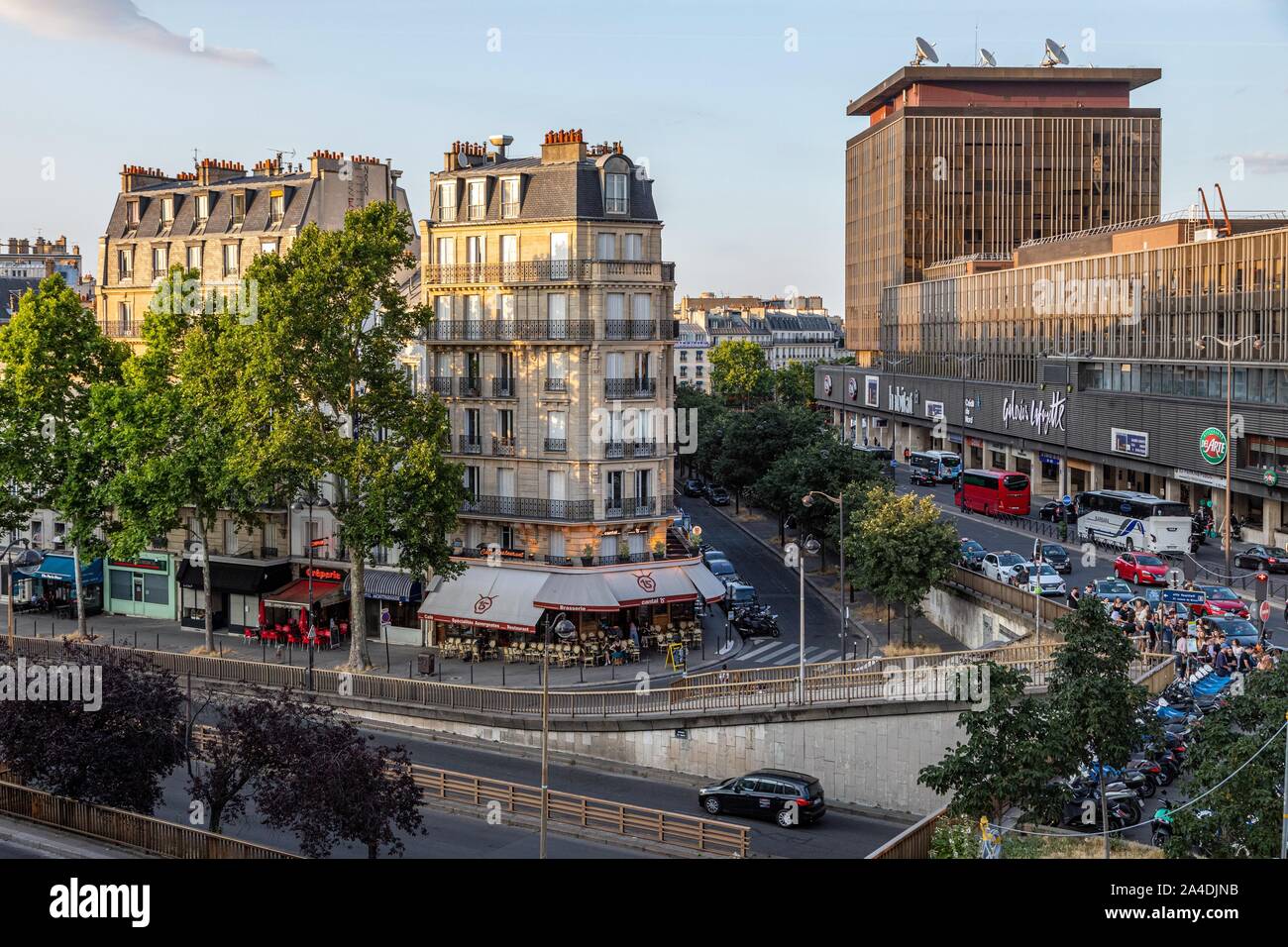 Il cafe ristorante Cantal 15 e Galerie Lafayette, RUE DE L'ARRIVEE E AVENUE DU MAINE, quartiere della Torre di Montparnasse, 15esimo arrondissement, Parigi, Francia Foto Stock