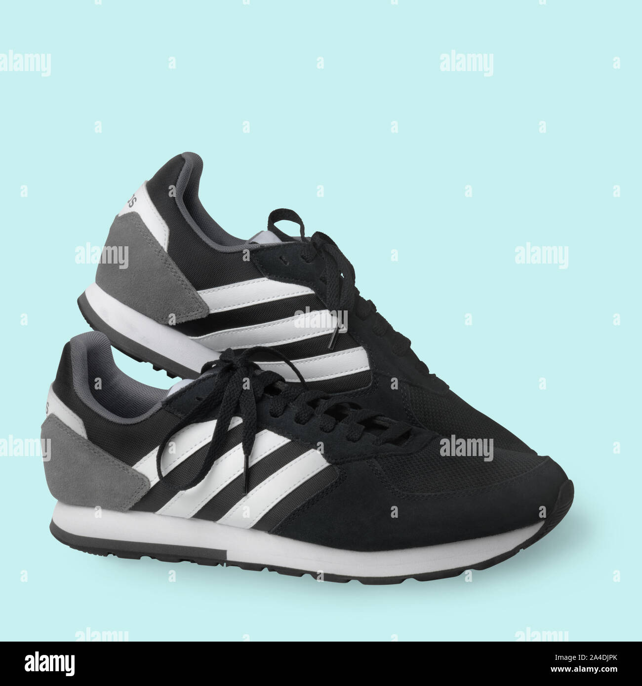 Adidas scarpe sportive sneakers nero su uno sfondo bianco. Isolato. Samara.  La Russia. 2019-04-13 Foto stock - Alamy