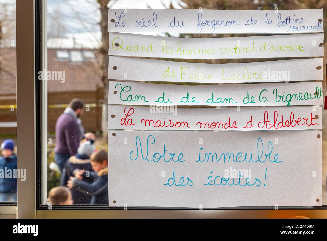 IMMEUBLE DES ECOUTES (EDIFICIO DI ASCOLTO) per imparare canzoni e ascolto di musica nella classe di scuola primaria nella città di RUGLES, Eure, Normandia, Francia Foto Stock