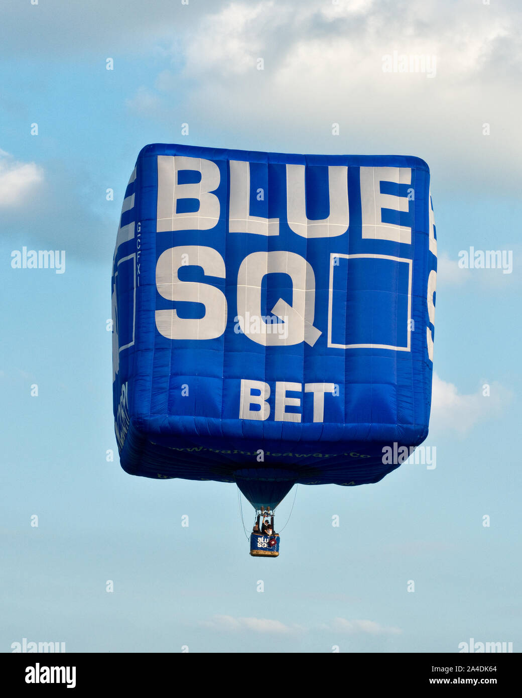 'Blue Square Scommessa' una mongolfiera. Bristol International Balloon Fiesta, Inghilterra Foto Stock