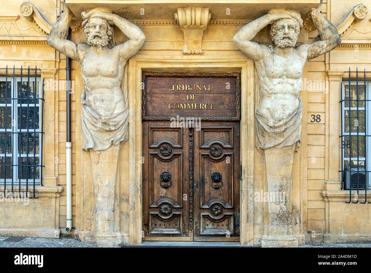 Il Tribunale commerciale di HOTEL MAUREL DE PONTEVES, chiamato anche HOTEL D'Espagnet, costruita intorno al 1650 con la sua atlanti scolpiti di supporto del JACQUES FOSSE BALCONE, Cours Mirabeau, AIX-EN-PROVENCE (BOUCHES-DU RHONE, FRANCIA Foto Stock