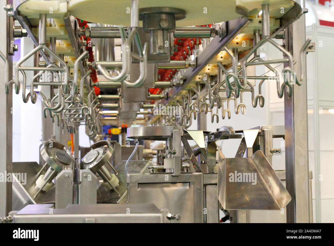 Set completo della linea di macellazione di un uccello. Linea automatica per il taglio e la porzionatura le carcasse di pollame. Attrezzature nella carcassa negozio di taglio. P Foto Stock