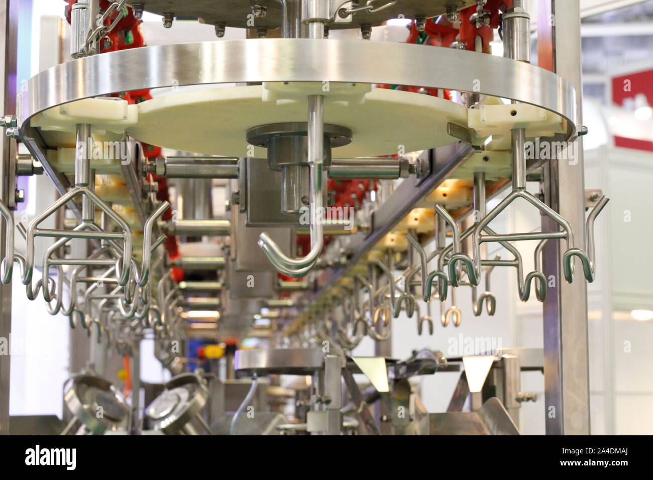 Set completo della linea di macellazione di un uccello. Linea automatica per il taglio e la porzionatura le carcasse di pollame. Attrezzature nella carcassa negozio di taglio. P Foto Stock