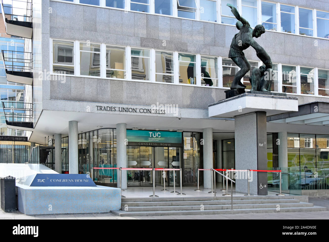 TUC casa congressi ingresso alla sede centrale edificio del Trades Union Congress dominato dalla statua in bronzo di Bernard Prati Londra Inghilterra REGNO UNITO Foto Stock