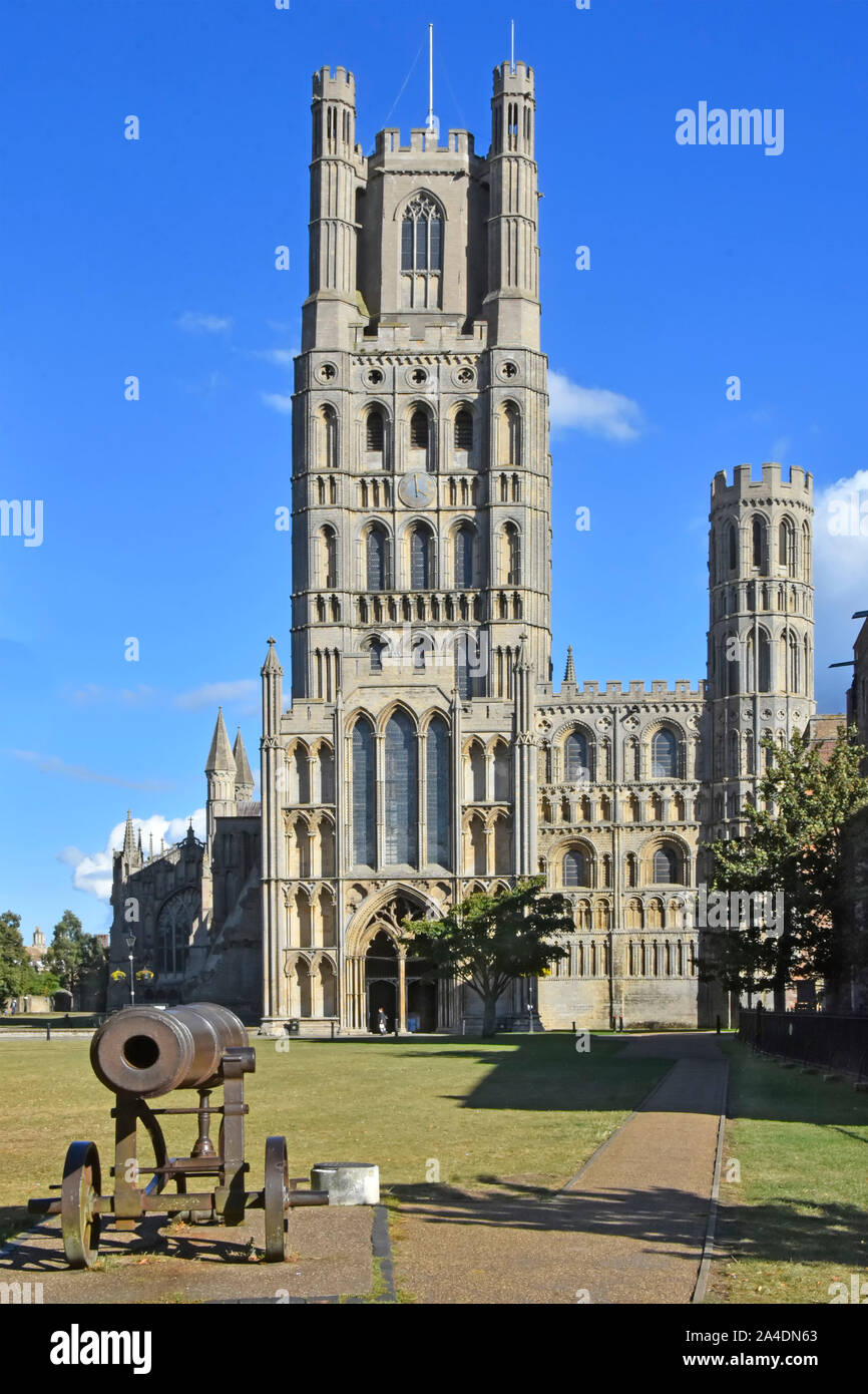 Cattedrale di Ely popolare storico & turismo religioso attrazione Norman West Tower & russo dono di cannone da Queen Victoria Cambridgeshire England Regno Unito Foto Stock