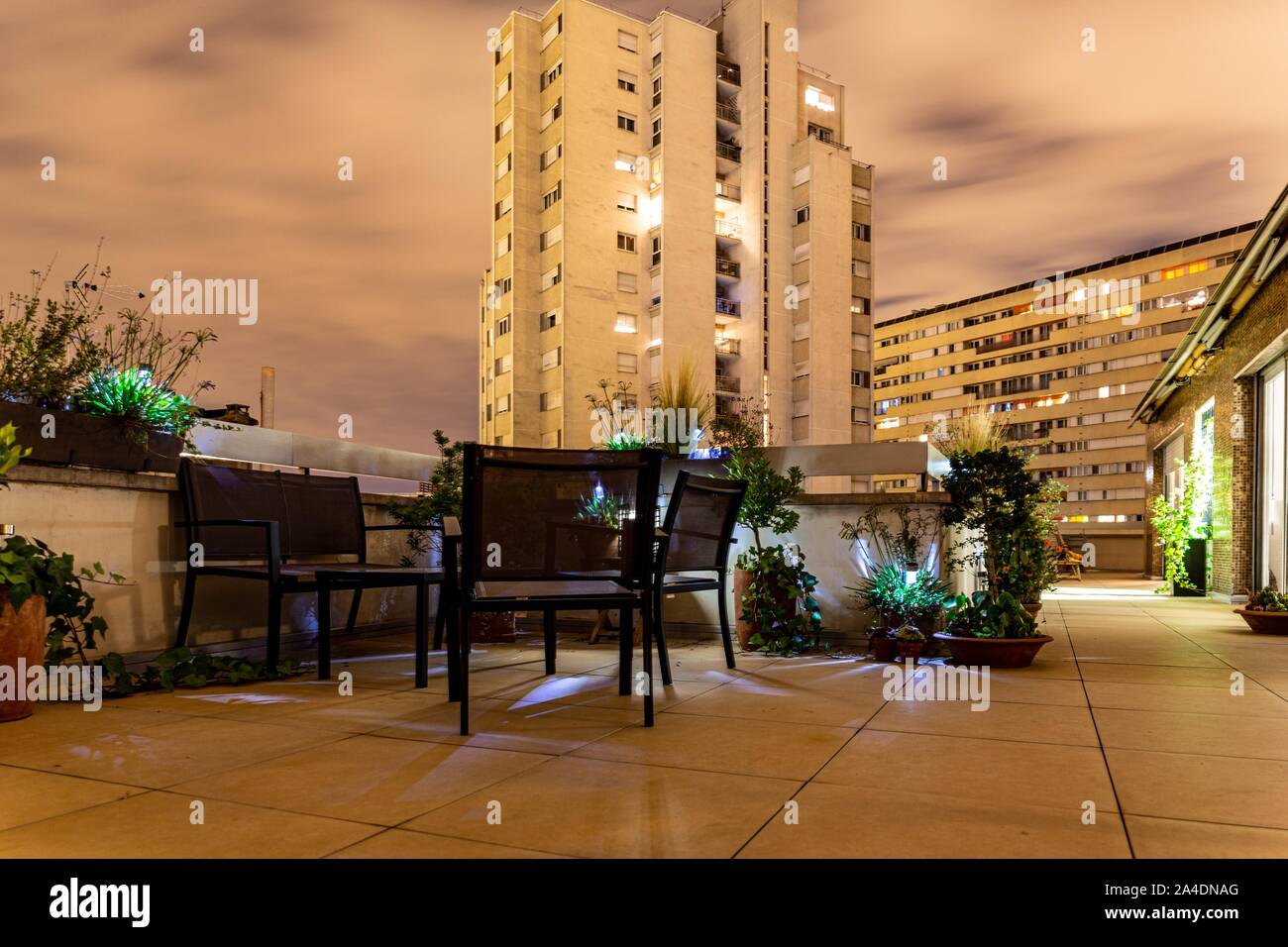 Terrazza al piano attico di un palazzo di appartamenti di notte, 15esimo arrondissement, Parigi, Francia Foto Stock