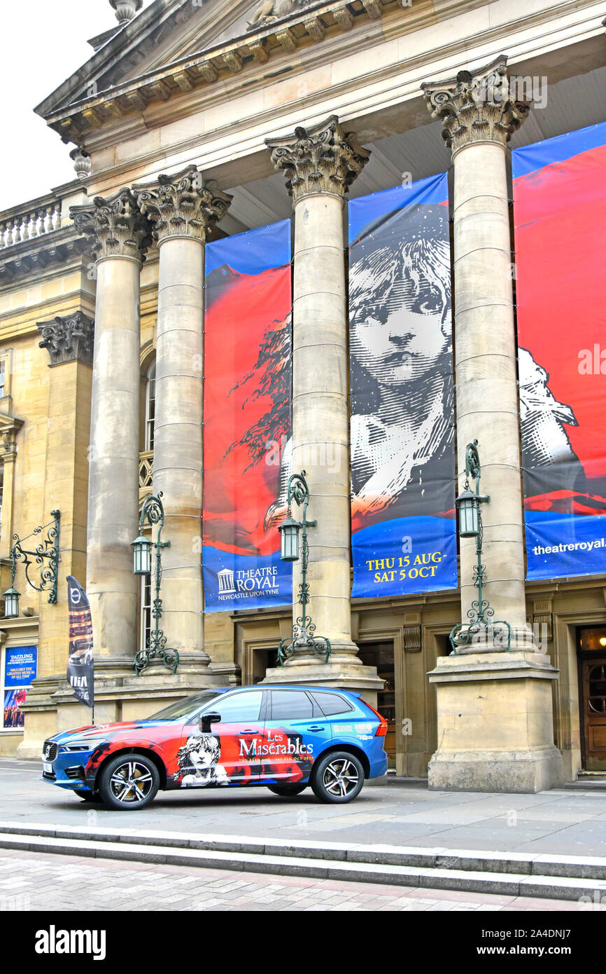 Theatre Royal di Newcastle teatro regionale big poster pubblicitario sulla facciata per visitare la produzione musicale di Les Miserables Northumberland England Regno Unito Foto Stock