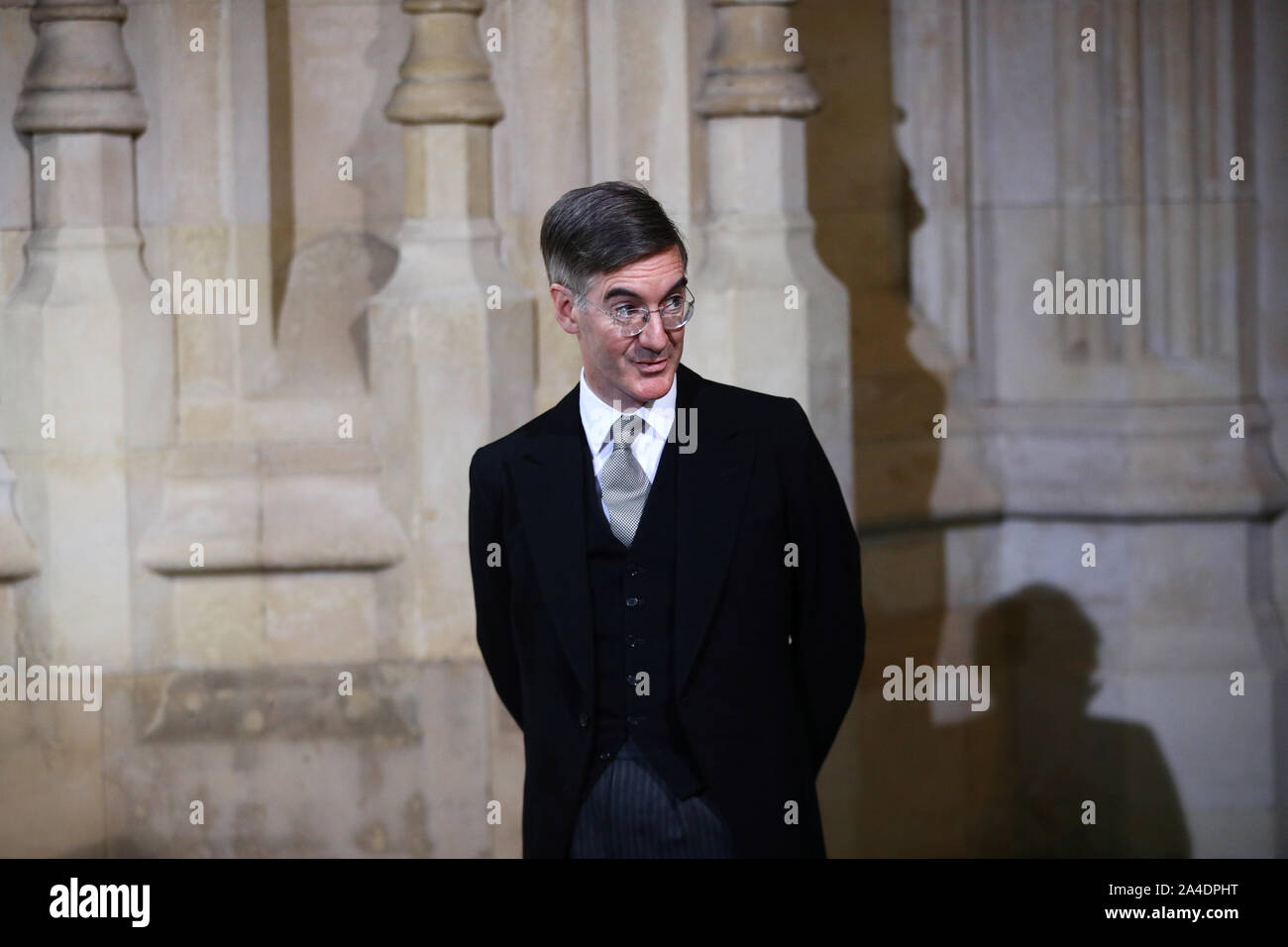 Leader della House of Commons Giacobbe Rees-Mogg attende l'arrivo della Regina Elisabetta II presso il sovrano è entrata prima della apertura della condizione del Parlamento presso il Palazzo di Westminster a Londra. Foto Stock