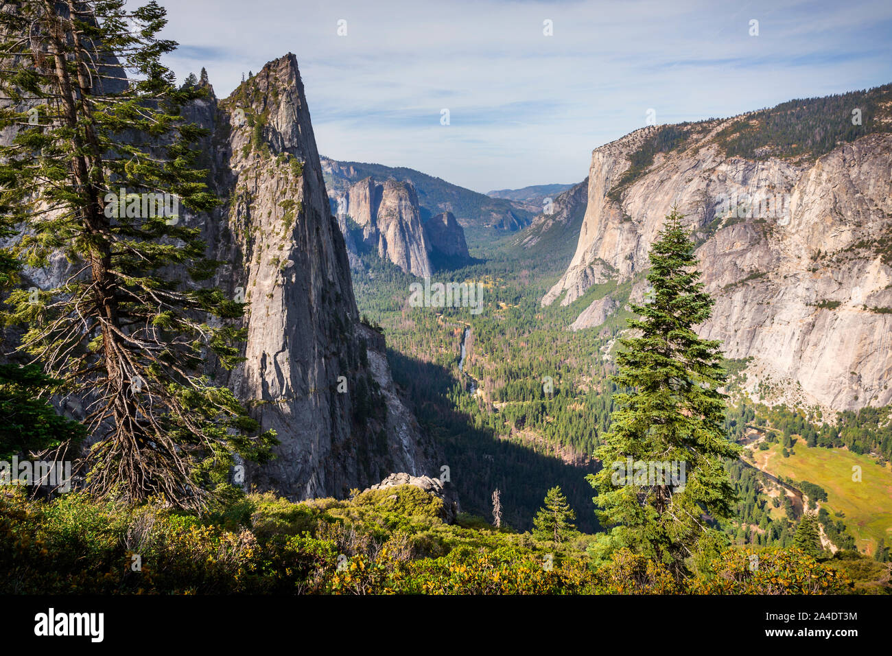 Vista da 4 Mile trail della valle di Yosemite inclusi El Capitan, Sentinel rocce, Cathedral Rocks e il fiume Merced. Foto Stock