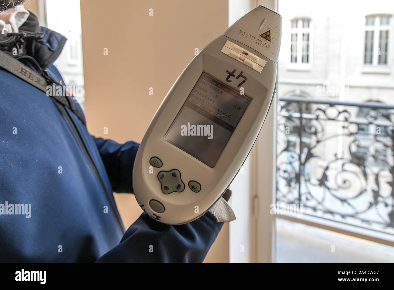 Analizzatore portatile di piombo nelle vernici, IDENTIFICARE IL RISCHIO DI ESPOSIZIONE AL PIOMBO, illustrazione di condurre la diagnosi, CREP IMMOBILIER IN UN Apartment, Parigi Foto Stock
