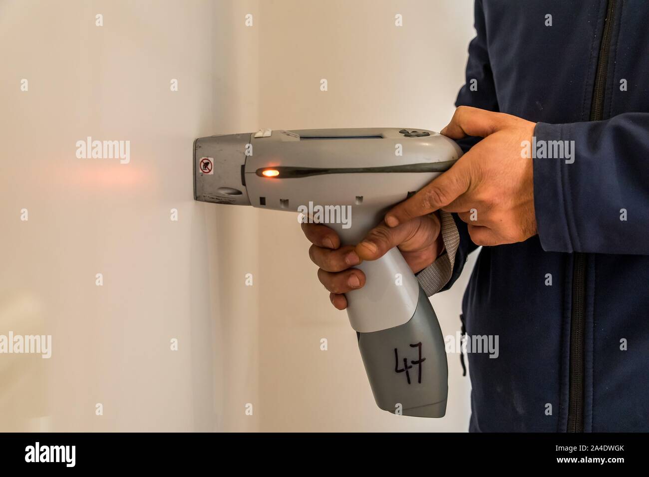 Analizzatore portatile di piombo nelle vernici, IDENTIFICARE IL RISCHIO DI ESPOSIZIONE AL PIOMBO, illustrazione di condurre la diagnosi, CREP IMMOBILIER IN UN Apartment, Parigi Foto Stock