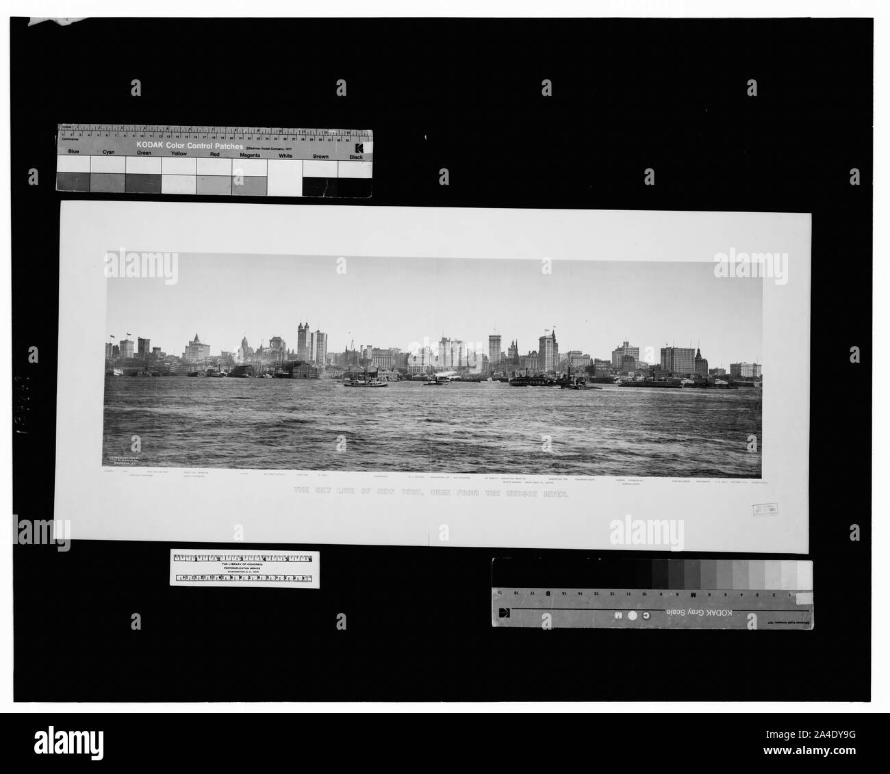 La linea del cielo di New York, visto dal fiume Hudson Foto Stock