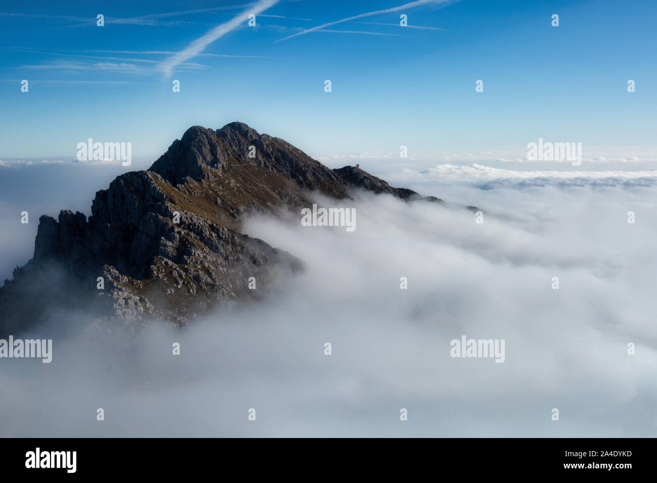 Il Monte Alben sulle Alpi Orbie sopra un mare di nubi Foto Stock