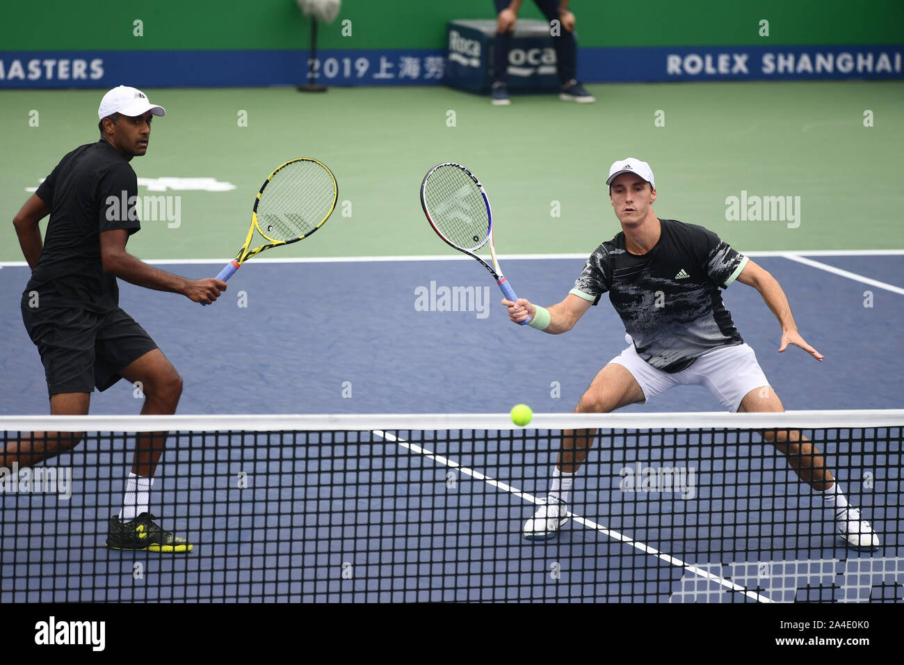 Rajeev Ram di USA e Joe Salisbury del Brasile competere contro Nicolas MAHUT di Francia e Edouard Roger-Vasselin della Francia durante i quarti di uomini doppio a 2019 Rolex Masters di Shanghai, in Cina a Shanghai, 11 ottobre 2019. Nicolas MAHUT di Francia e Edouard Roger-Vasselin di Francia sconfisse Rajeev Ram di USA e Joe Salisbury del Brasile con 2-1 a quarti di uomini doppio a 2019 Rolex Masters di Shanghai, in Cina a Shanghai, 11 ottobre 2019. Foto Stock