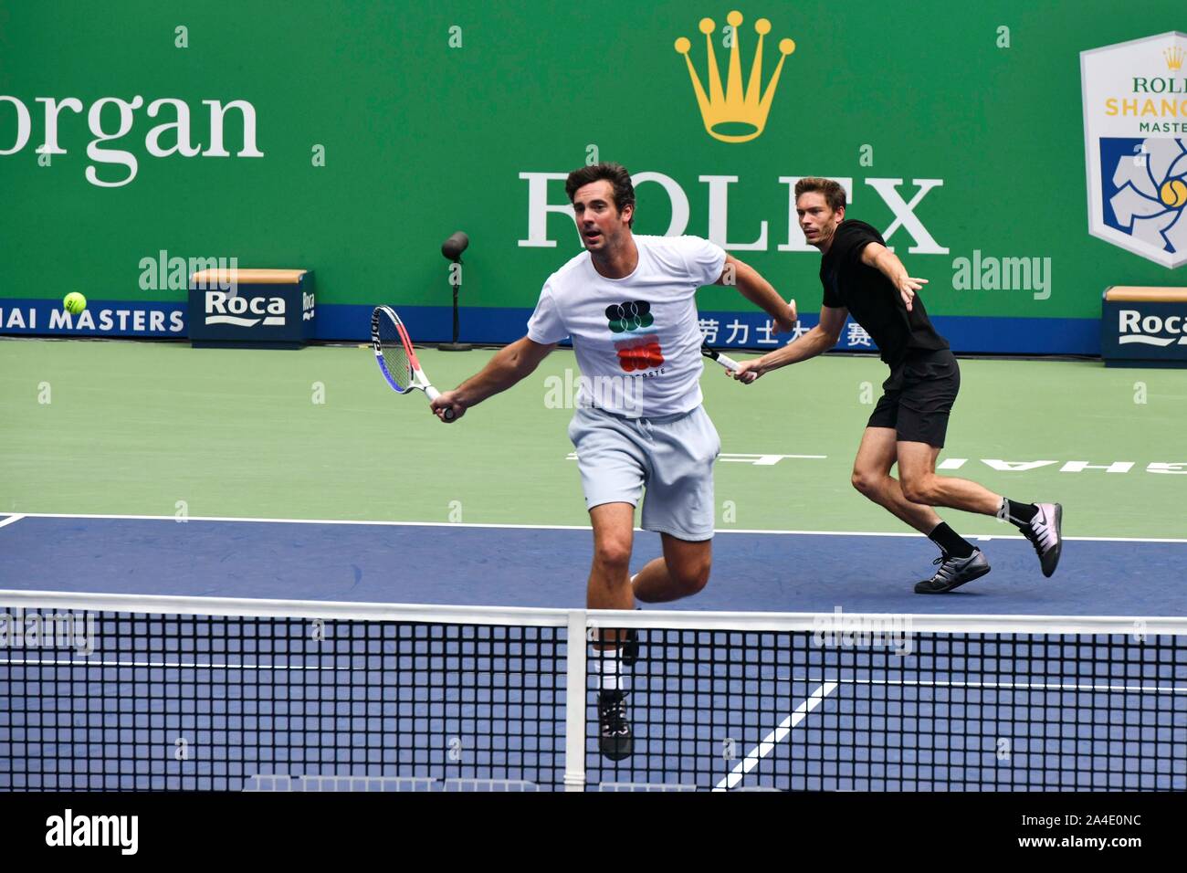 Nicolas MAHUT di Francia e Edouard Roger-Vasselin di Francia pratica prima semifinale di uomini doppio a 2019 Rolex Masters di Shanghai in Cina a Shanghai, 12 ottobre 2019. Foto Stock