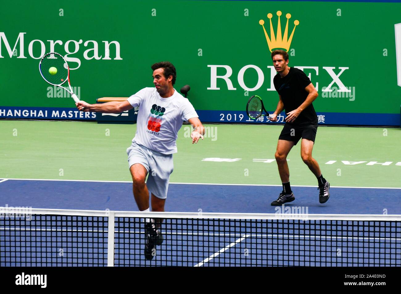 Nicolas MAHUT di Francia e Edouard Roger-Vasselin di Francia pratica prima semifinale di uomini doppio a 2019 Rolex Masters di Shanghai in Cina a Shanghai, 12 ottobre 2019. Foto Stock