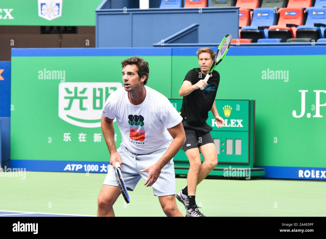 Nicolas MAHUT di Francia e Edouard Roger-Vasselin di Francia pratica prima semifinale di uomini doppio a 2019 Rolex Masters di Shanghai in Cina a Shanghai, 12 ottobre 2019. Foto Stock
