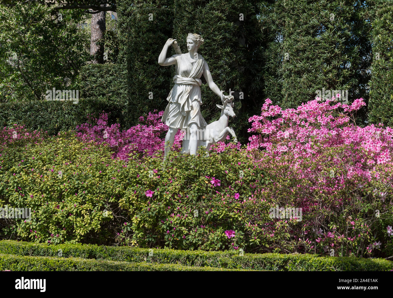 Statua di Diana, dea romana della caccia e animali selvatici in un piacevole giardino presso il Bayou Bend Raccolta e giardini nel fiume Oaks quartiere di Houston, Texas Foto Stock