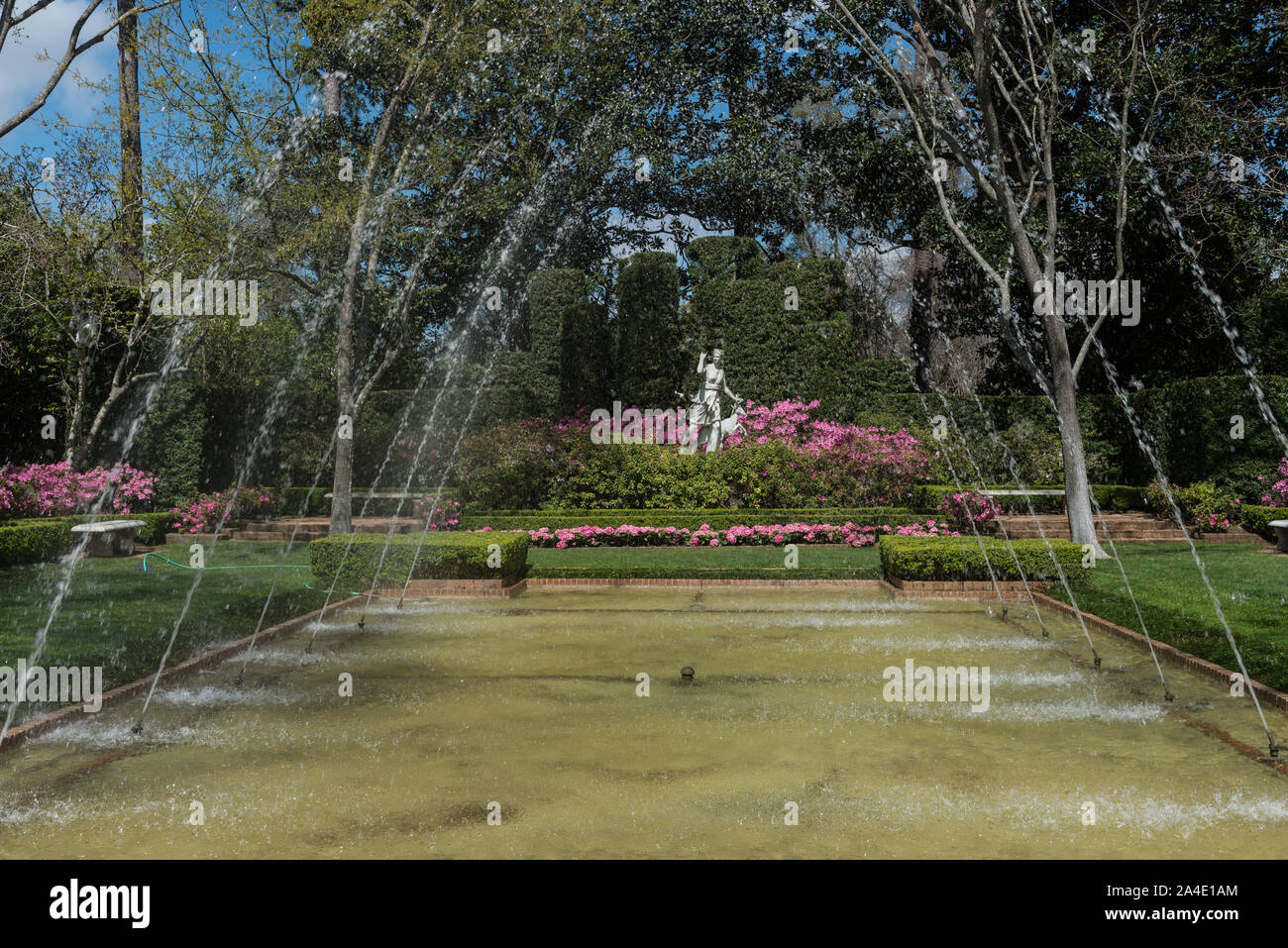 Statua di Diana, dea romana della caccia e animali selvatici in un piacevole giardino presso il Bayou Bend Raccolta e giardini nel fiume Oaks quartiere di Houston, Texas Foto Stock
