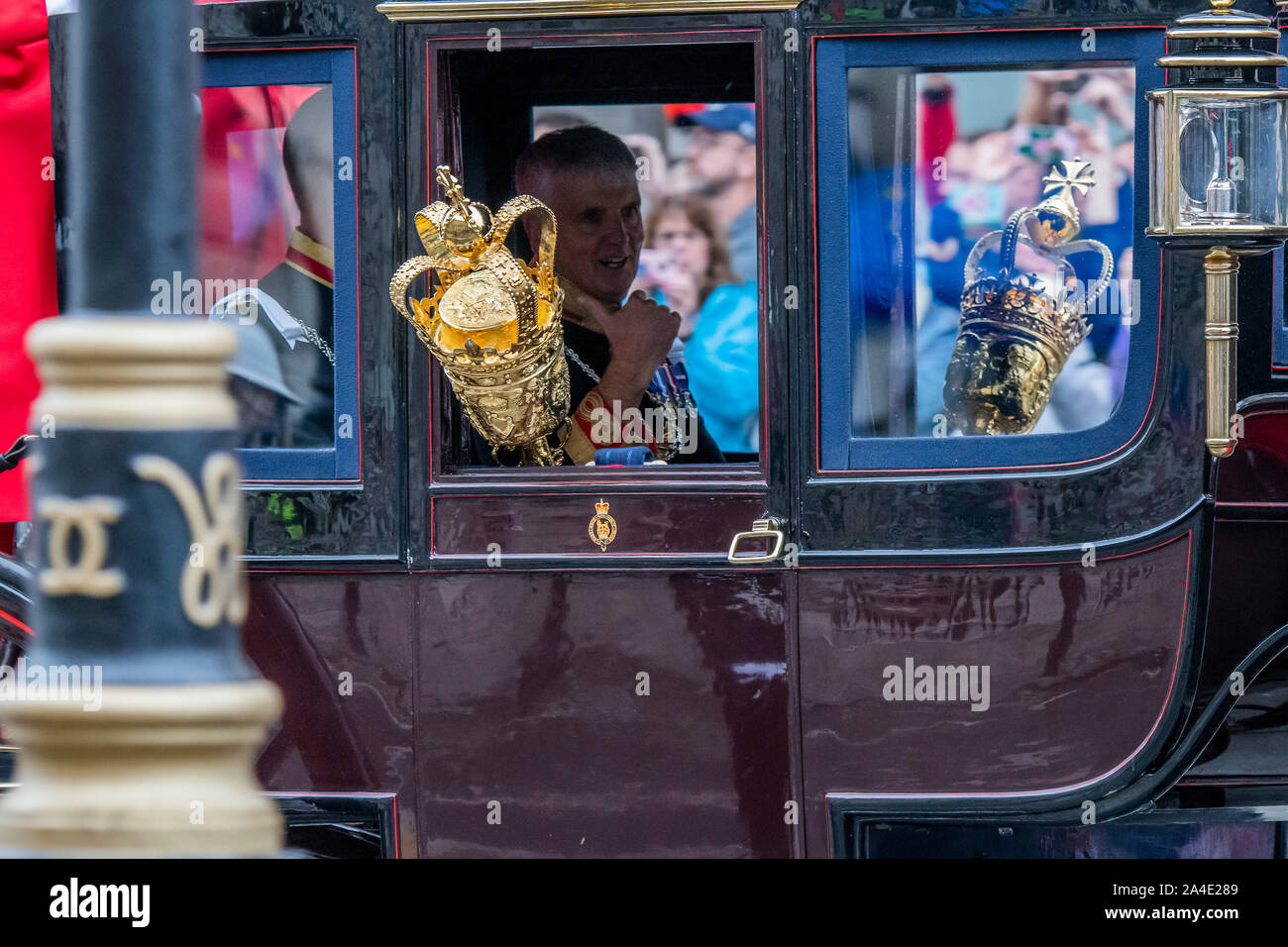 Londra, Regno Unito. Xiv oct, 2019. Il machete passano nel loro pullman - La Regina va al Parlamento per far sì che il suo intervento come parte dello Stato di apertura. Credito: Guy Bell/Alamy Live News Foto Stock
