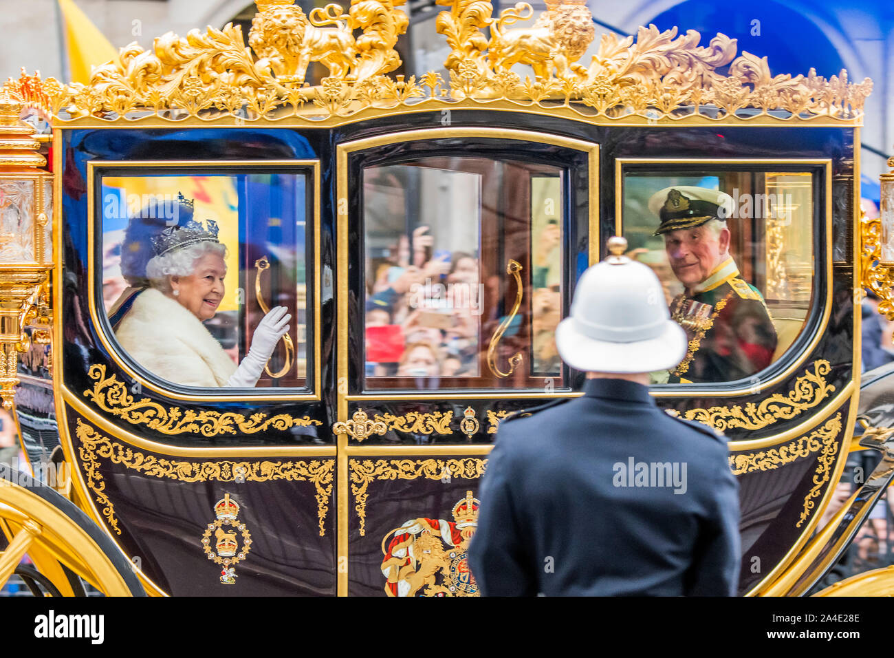 Londra, Regno Unito. Xiv oct, 2019. La regina (passando da nel suo stato pullman con il principe Carlo e Camilla) va al Parlamento per far sì che il suo intervento come parte dello Stato di apertura. Credito: Guy Bell/Alamy Live News Foto Stock