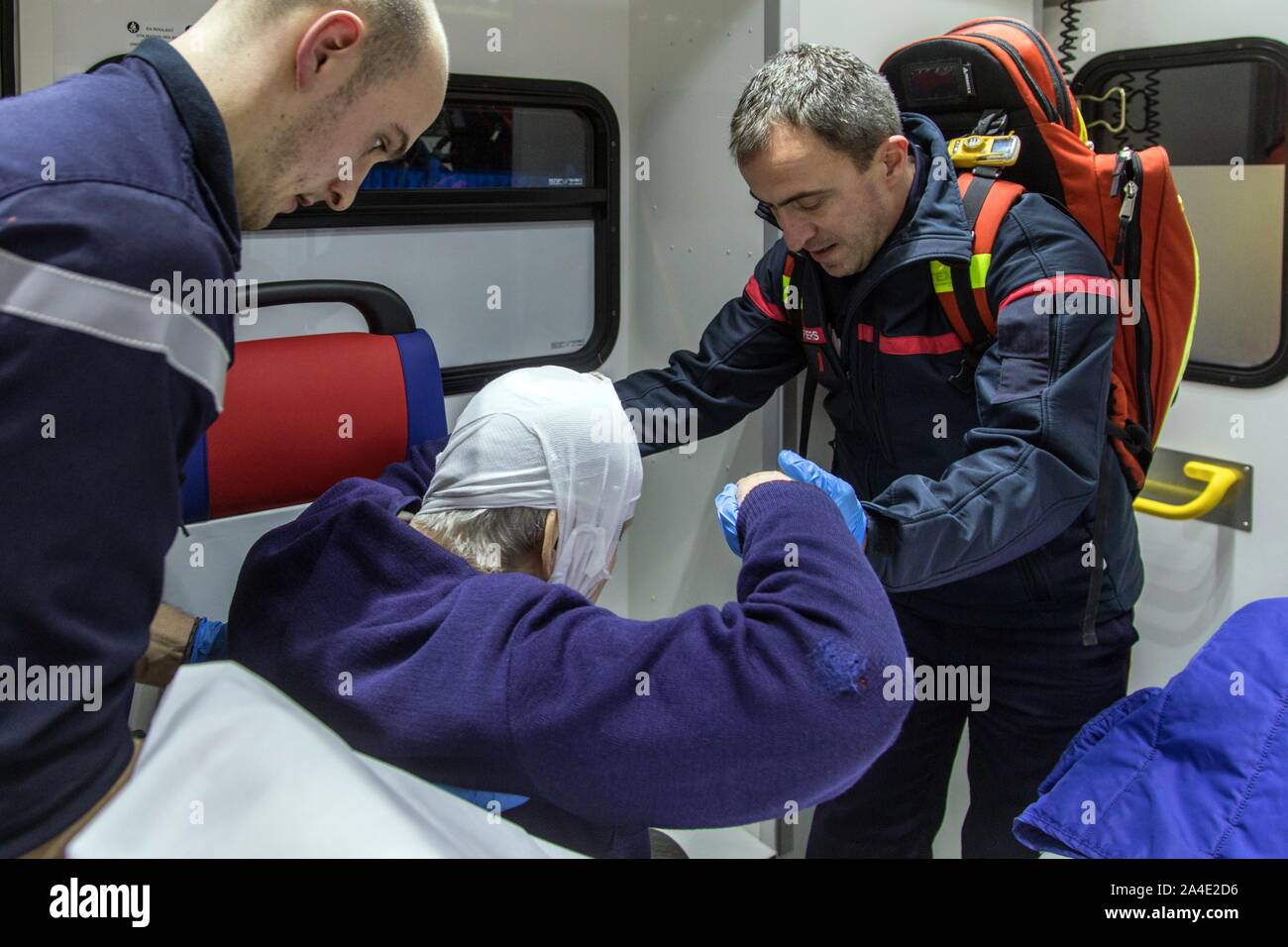 Prendersi cura di una vecchia donna dopo che ella cadde in casa sua, ambulanza da parte dei principali servizi di emergenza di Bayeux (14), Francia Foto Stock