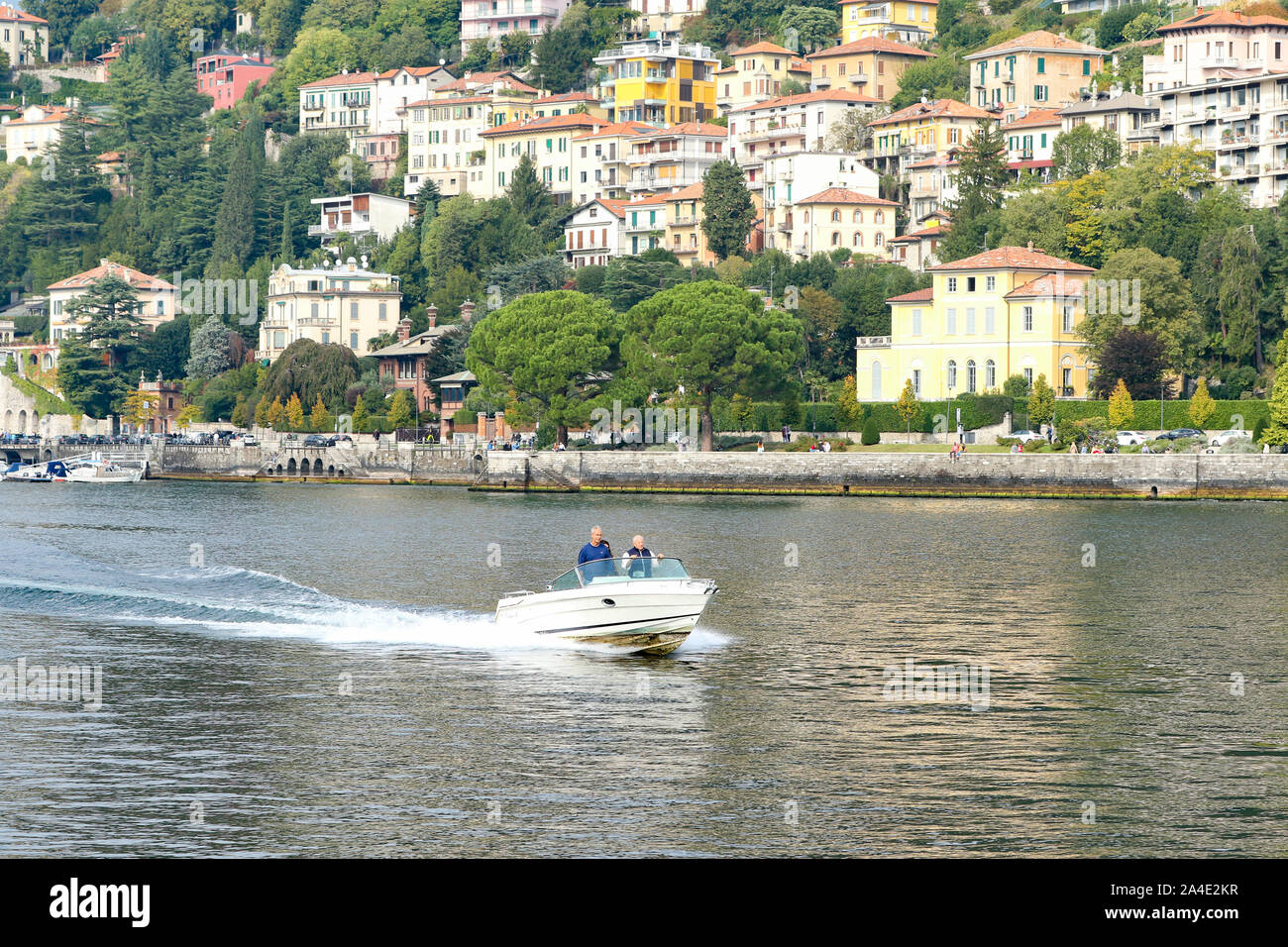 Viaggiare il lago di Como Lombardia Como Italia laghi italiani architettura barche Visita Lombardia destinazione turistica Foto Stock