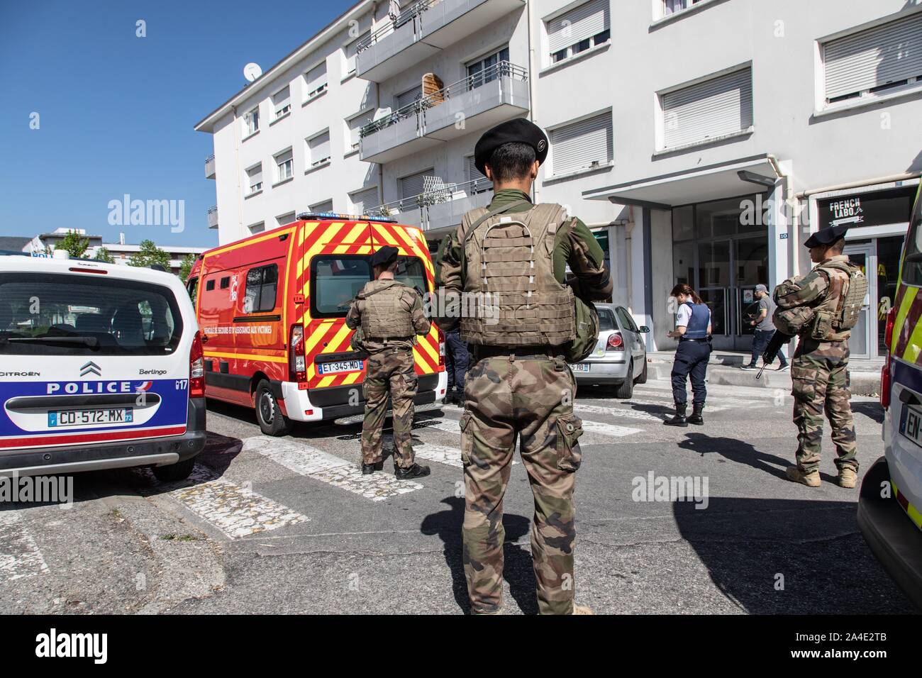 I soldati del VIGIPIRATE OPERAZIONE SU UN INTERVENTO CON LA nazionale di polizia e vigili del fuoco dal dipartimento dei vigili del fuoco di Chambery in SAVOIA (73), Francia Foto Stock