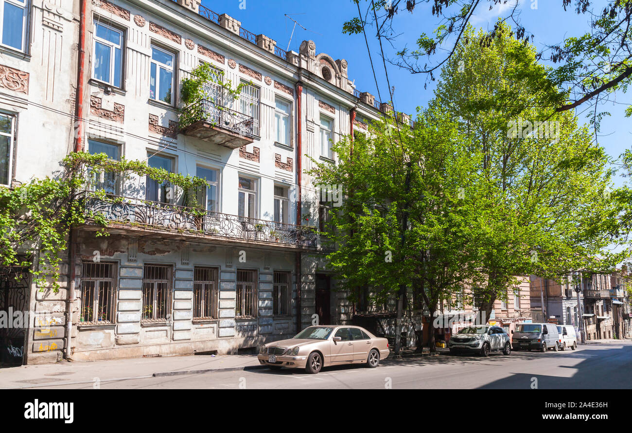 Tbilisi, Georgia - 28 Aprile 2019: Tbilisi street view con le auto parcheggiate vicino a vecchie case di vita Foto Stock