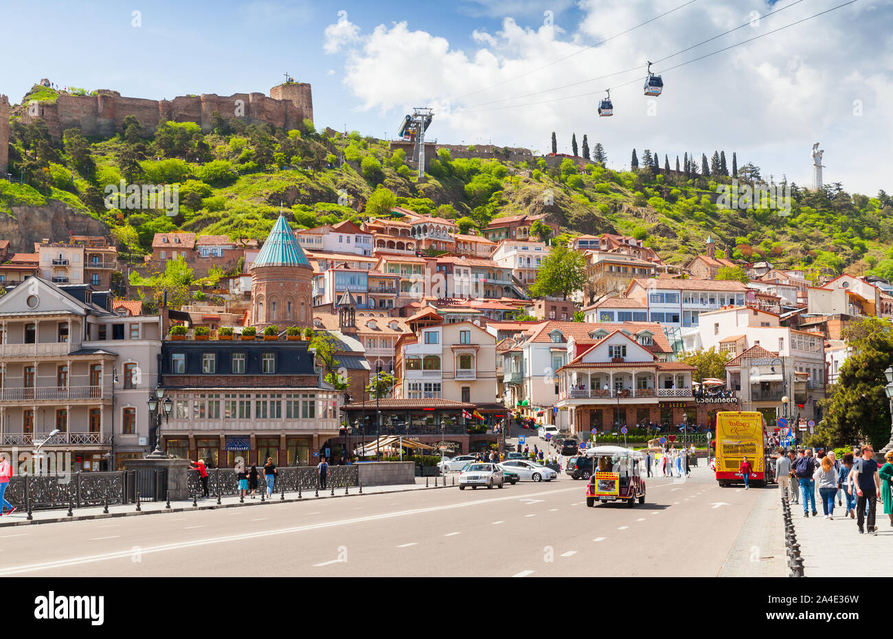 Tbilisi, Georgia - 29 Aprile 2019: Street View di Vecchia Tbilisi preso dal ponte di Metekhi al giorno d'estate e di sole, la gente a piedi a Vakhtang Gorgasali Square Foto Stock