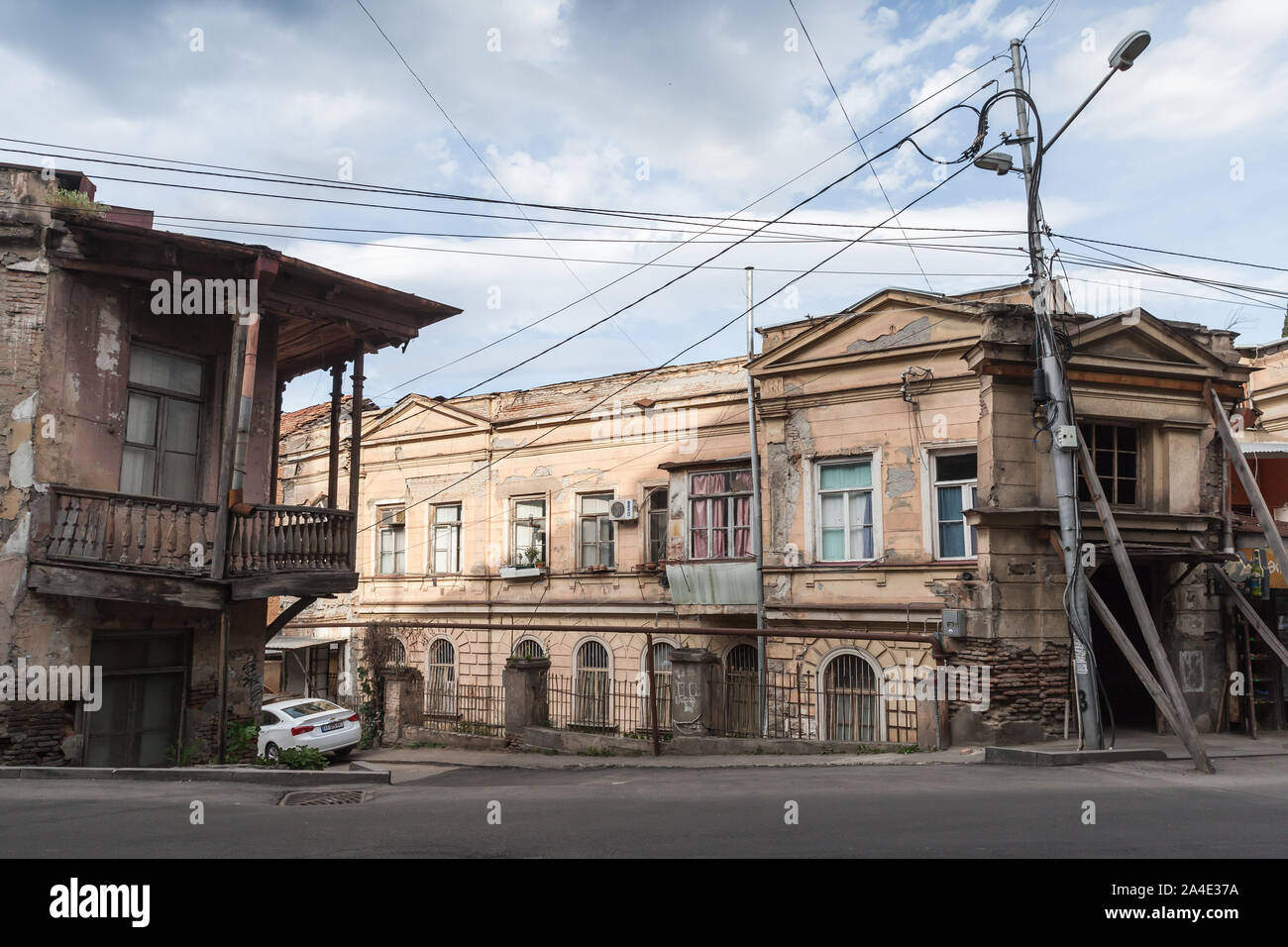 Tbilisi, Georgia - 29 Aprile 2019: Tbilisi empty street view con vecchie case di vita Foto Stock