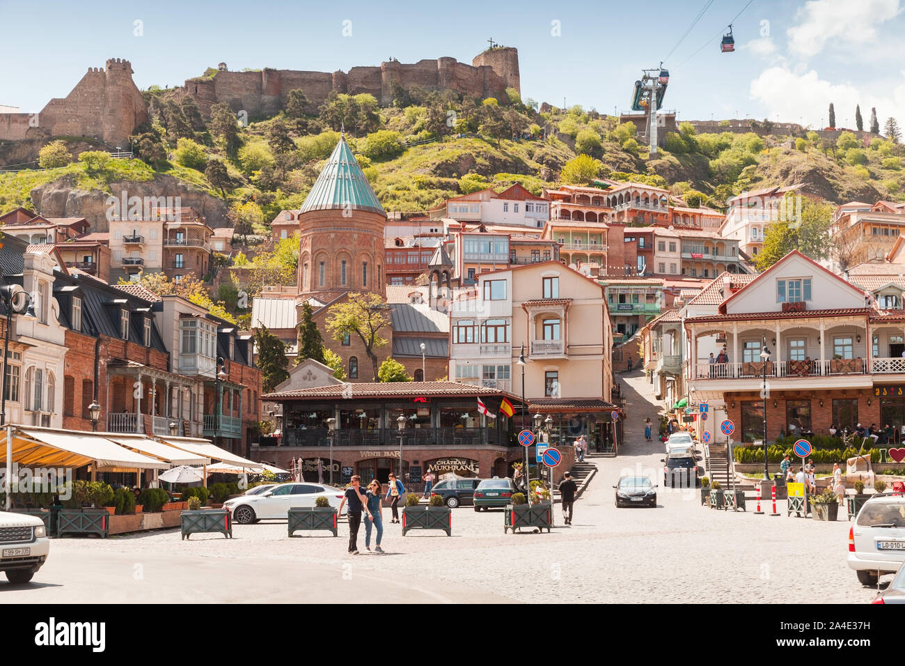 Tbilisi, Georgia - 29 Aprile 2019: Street View di Vecchia Tbilisi a soleggiata giornata estiva, la gente a piedi a Vakhtang Gorgasali Square Foto Stock