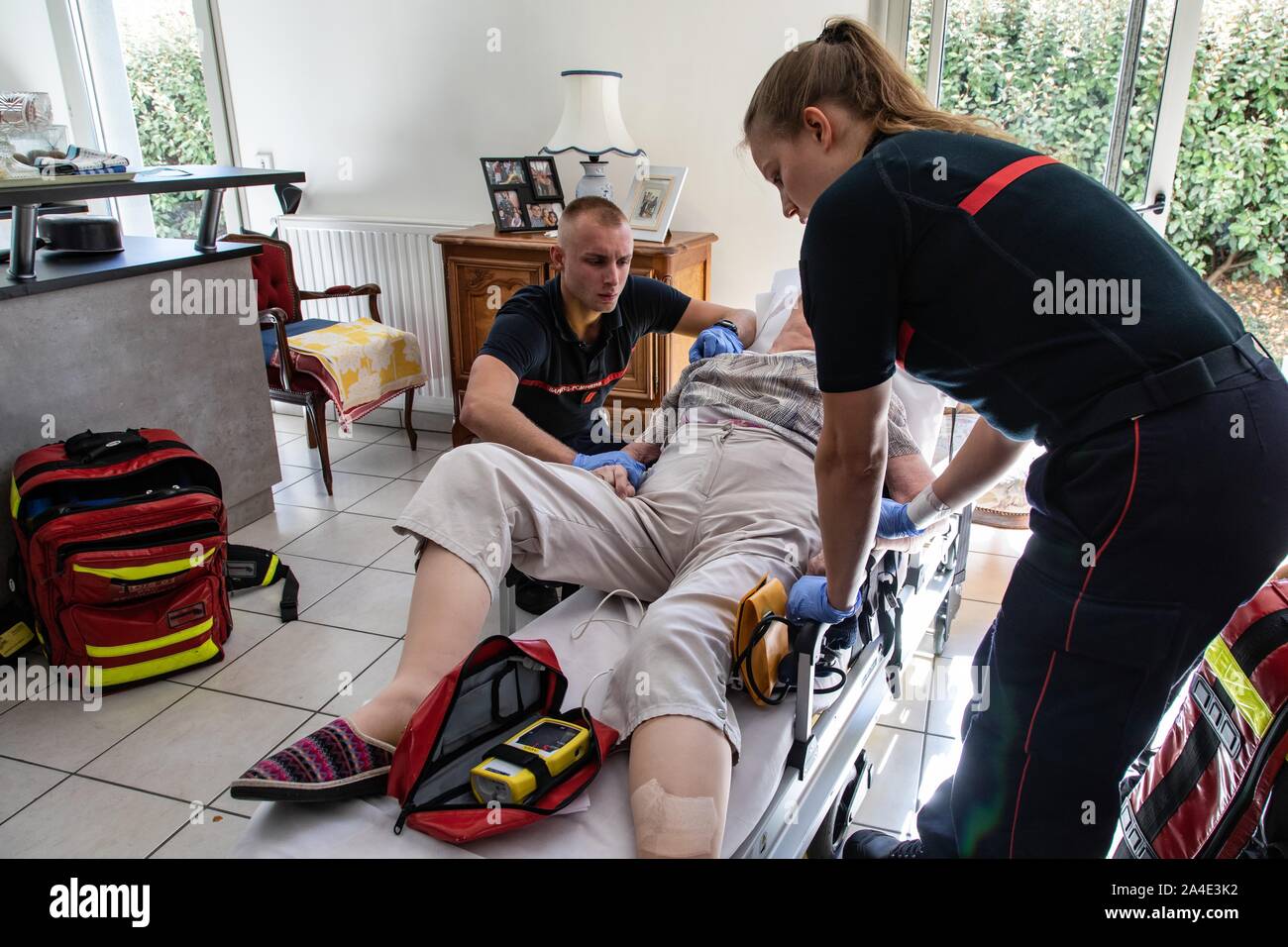 La misurazione della pressione sanguigna, l'intervento dei vigili del fuoco per una donna anziana trovata in stato di incoscienza in casa sua, i servizi di emergenza CENTRO DI BOURG-EN-BRESSE (01), Francia Foto Stock