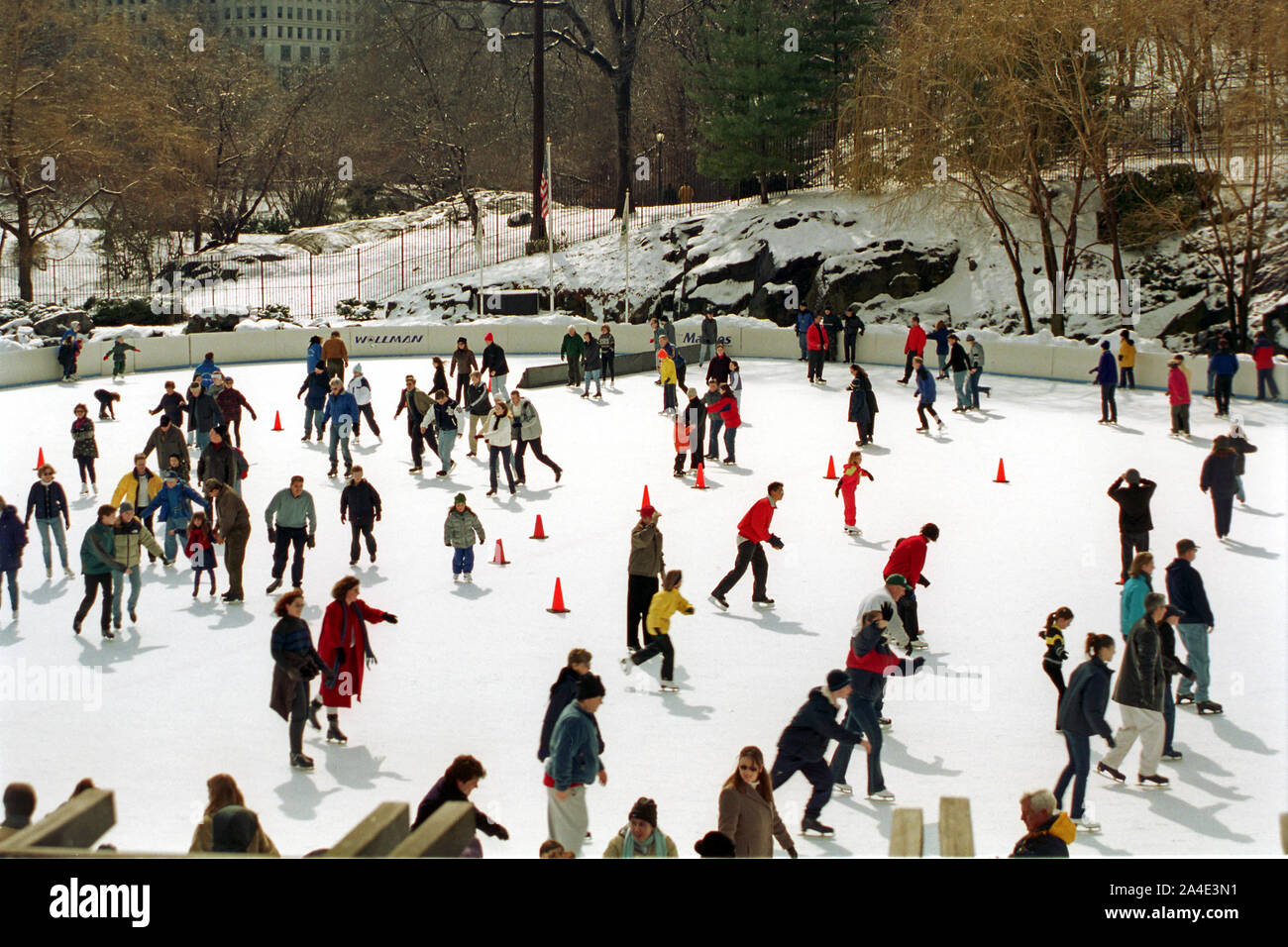 Pattinaggio su ghiaccio a Central Park di New York Foto Stock