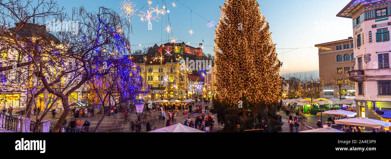 Lubiana romantica del centro città decorate per le vacanze di Natale. Preseren square, Lubiana, Slovenia, Europa Foto Stock