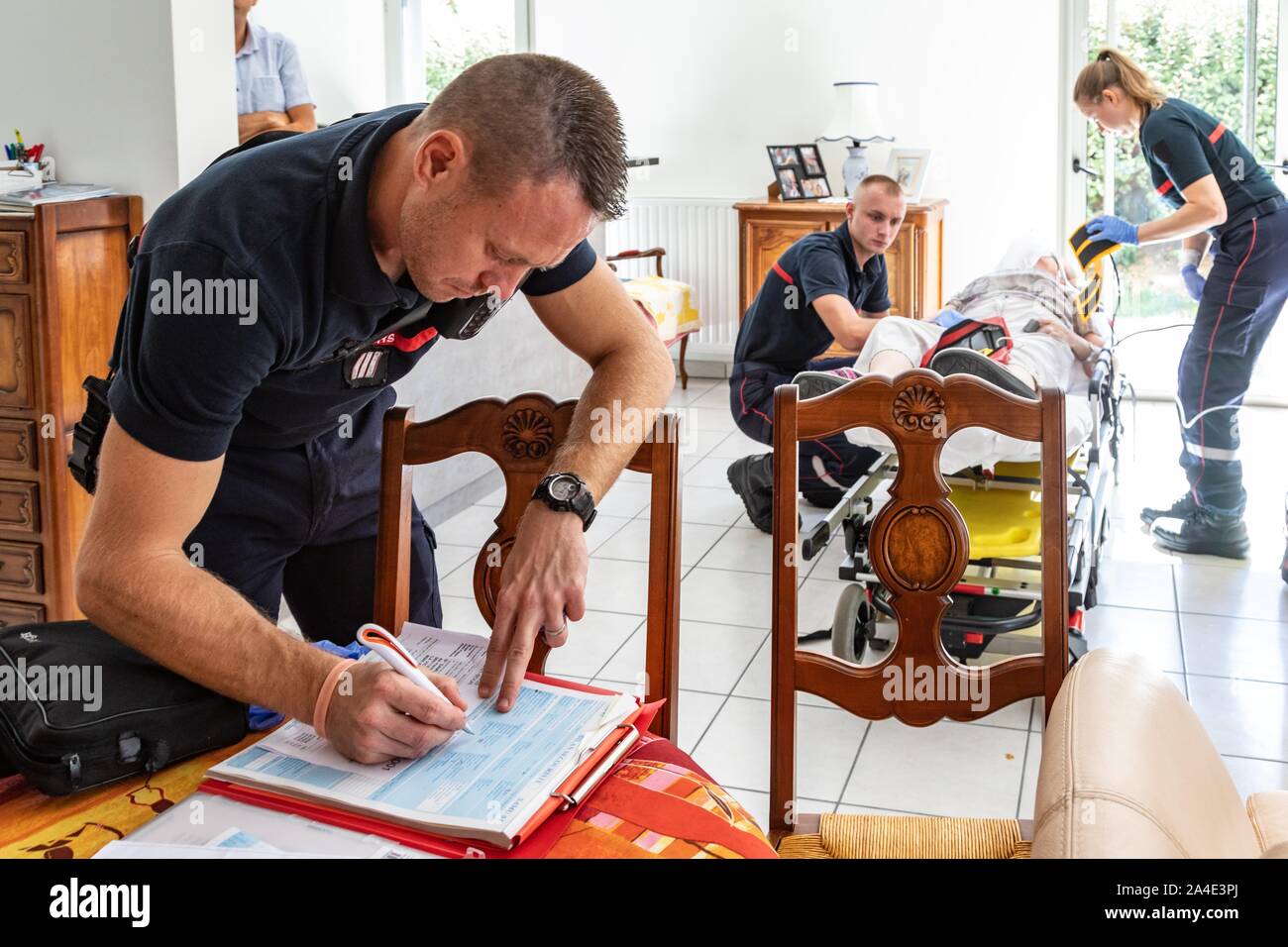 Coordinamento di OFFICER PREPARARE LA RELAZIONE MEDICA, l'intervento dei vigili del fuoco per una donna anziana trovata in stato di incoscienza in casa sua, i servizi di emergenza CENTRO DI BOURG-EN-BRESSE (01), Francia Foto Stock