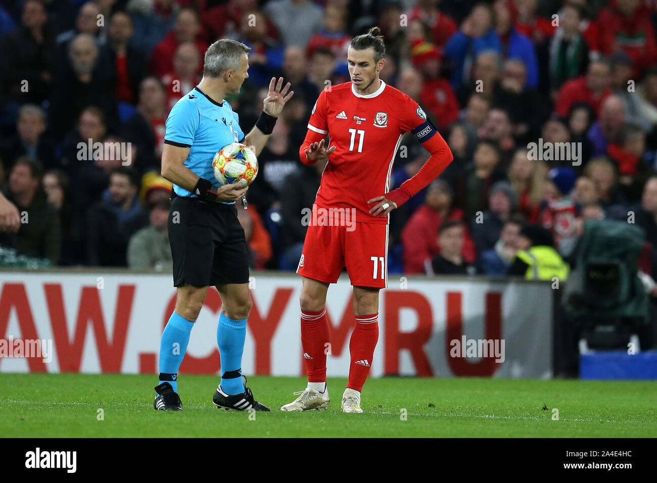 Cardiff, Regno Unito. Xiii oct, 2019. Gareth Bale del Galles parla con arbitro Bjorn Kuipers .UEFA EURO 2020 il qualificatore corrispondono, Galles v Croazia al Cardiff City Stadium di Cardiff, Galles del Sud domenica 13 ottobre 2019. pic da Andrew Orchard /Andrew Orchard fotografia sportiva/Alamy live News solo uso editoriale Credito: Andrew Orchard fotografia sportiva/Alamy Live News Foto Stock