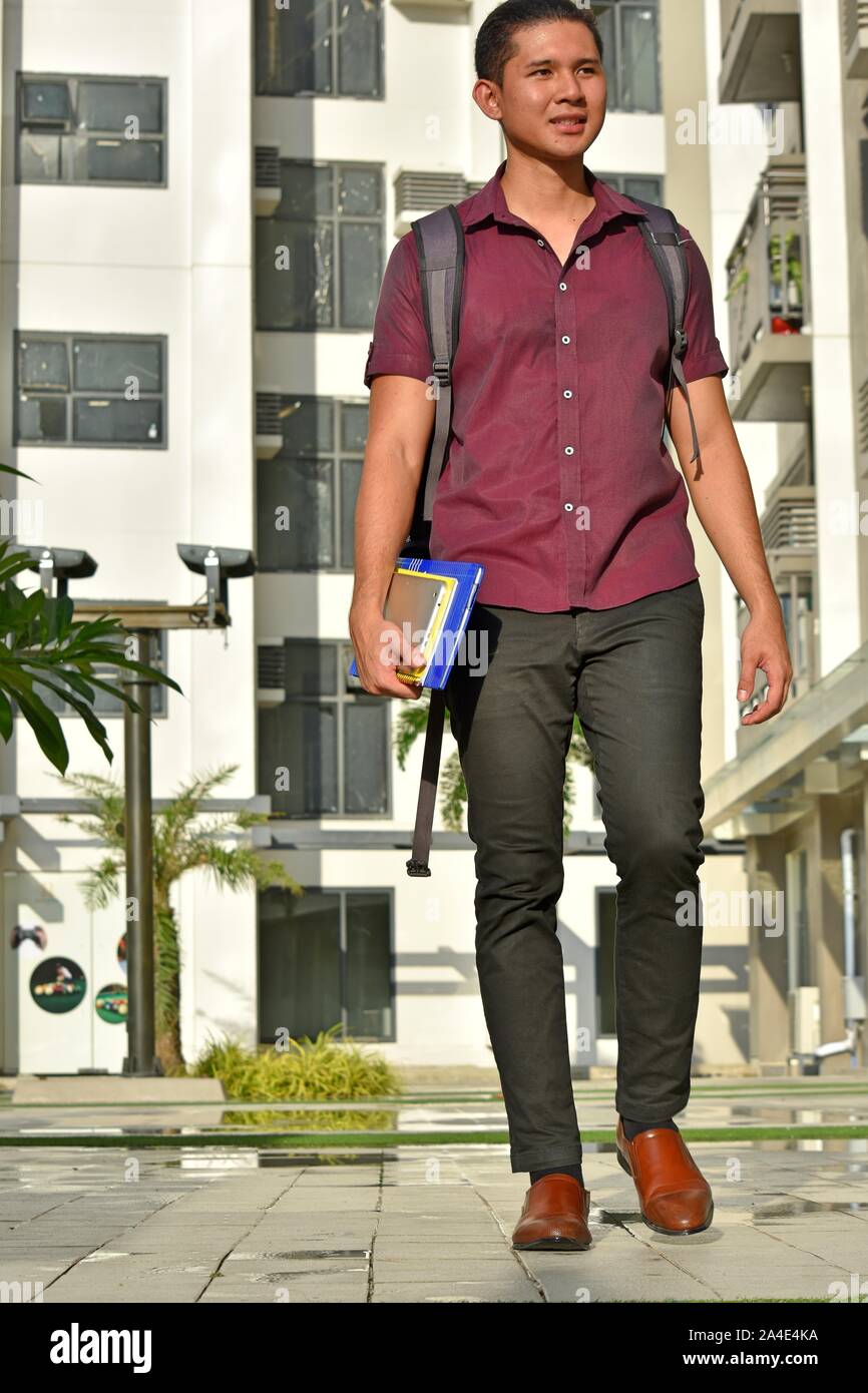 Tall studente universitario camminando sul campus Foto Stock