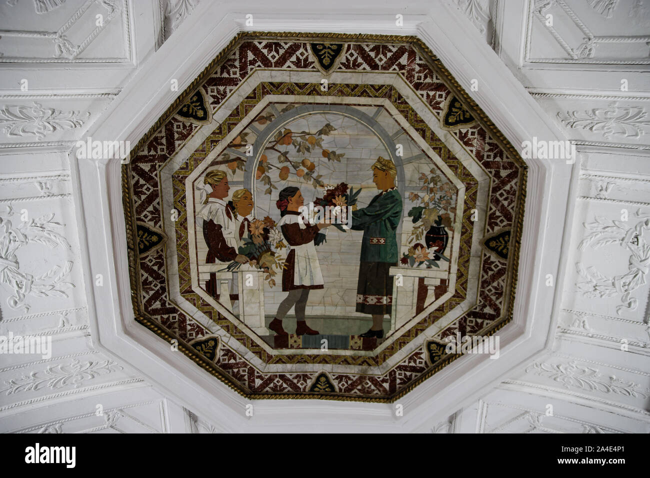 Mosca, Russia 10.13. 2019 Belorusskaya stazione della metropolitana vicino a Belorussky stazione ferroviaria. Il pannello a mosaico sul soffitto della lobby riflette la vita Foto Stock