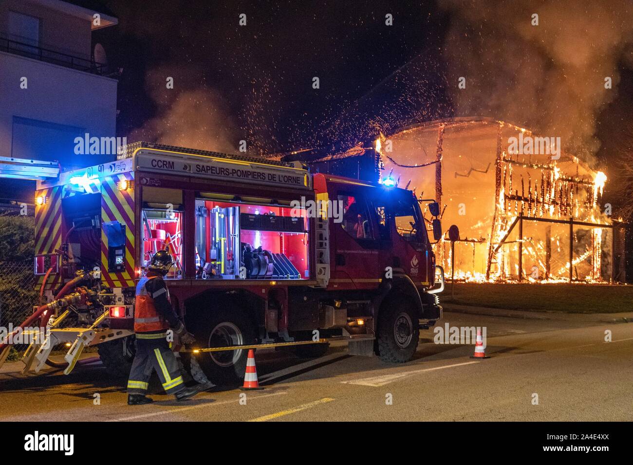 FPT nella parte anteriore del fuoco, l'intervento dei vigili del fuoco per un incendio nella palestra del ANDRE JIDOUARD complesso sportivo, ARGENTAN (61), Francia Foto Stock