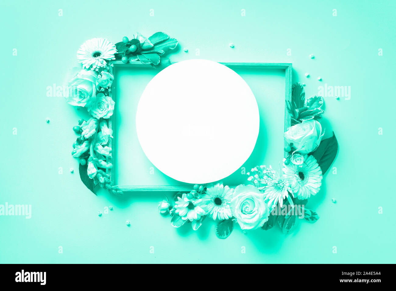 Layout creativi con fiori di colore bianco, cerchio di carta per copyspace su sfondo menta. La primavera e l'estate concetto nel quartiere alla moda di verde e colore turchese Foto Stock