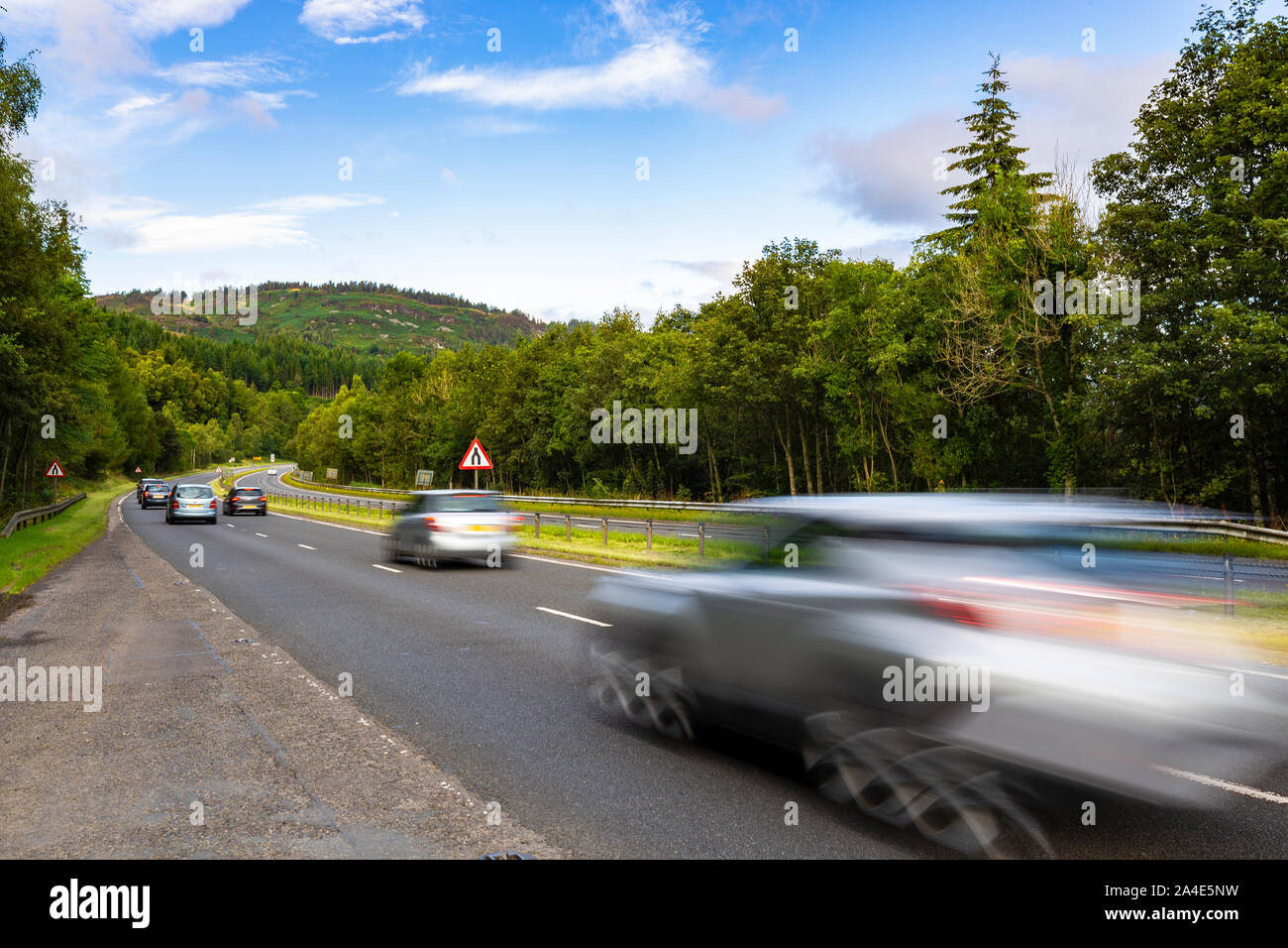 Vista della A9 Strade con traffico in movimento. Perth, Scozia Foto Stock
