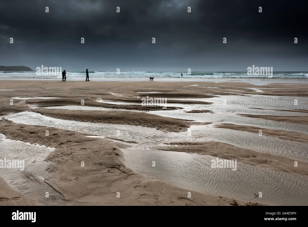 Marea di declino come scure nuvole drammatico costruire su Fistral Beach in Newquay in Cornovaglia. Foto Stock