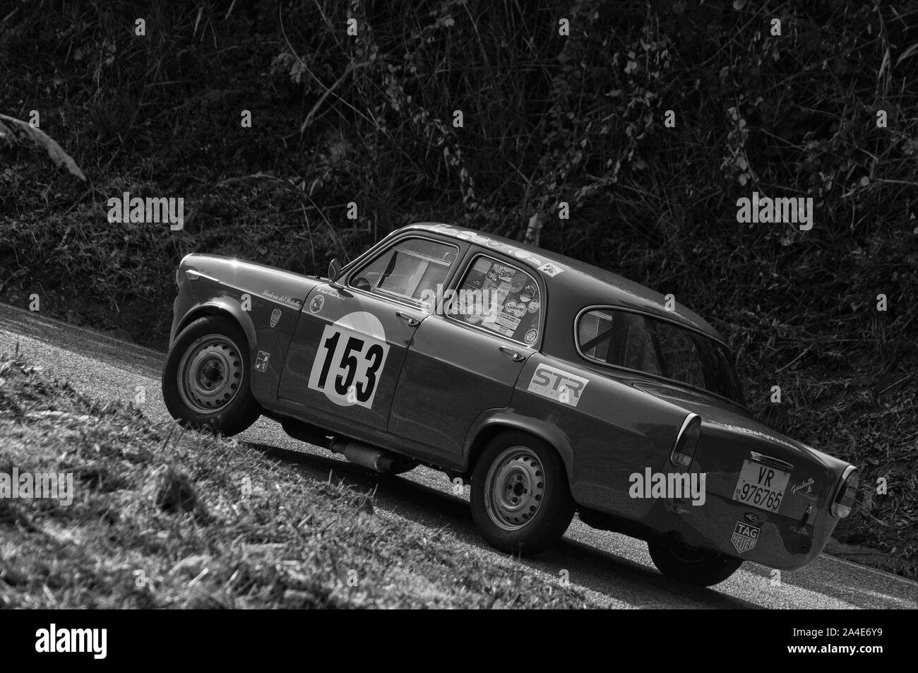 PESARO COLLE SAN BARTOLO , Italia - OTT 12 - 2019 : Alfa Romeo Giulietta TI su una vecchia macchina da corsa nel rally Foto Stock