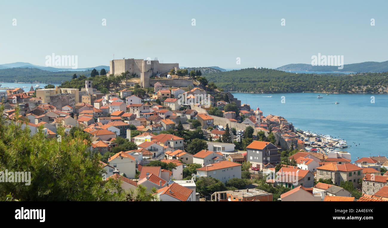 Centro storico della città di Sibenik, Croazia con San Michele della fortezza. Mare Adriatico in background Foto Stock
