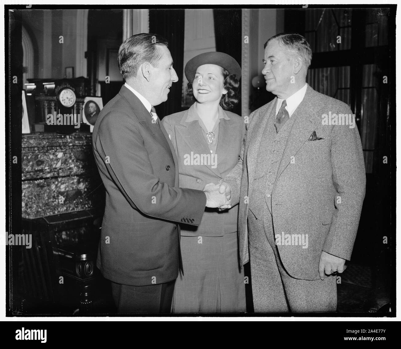 Il victor restituisce. Washington, 16 maggio. Vittoriosi nella recente Florida primarie, U.S. Il senatore Claude A. Pepe restituito al Campidoglio oggi con la sig.ra pepe. Essi vengono accolti in questa fotografia dal leader della maggioranza del Senato Alben Barkley. (Destro) Foto Stock