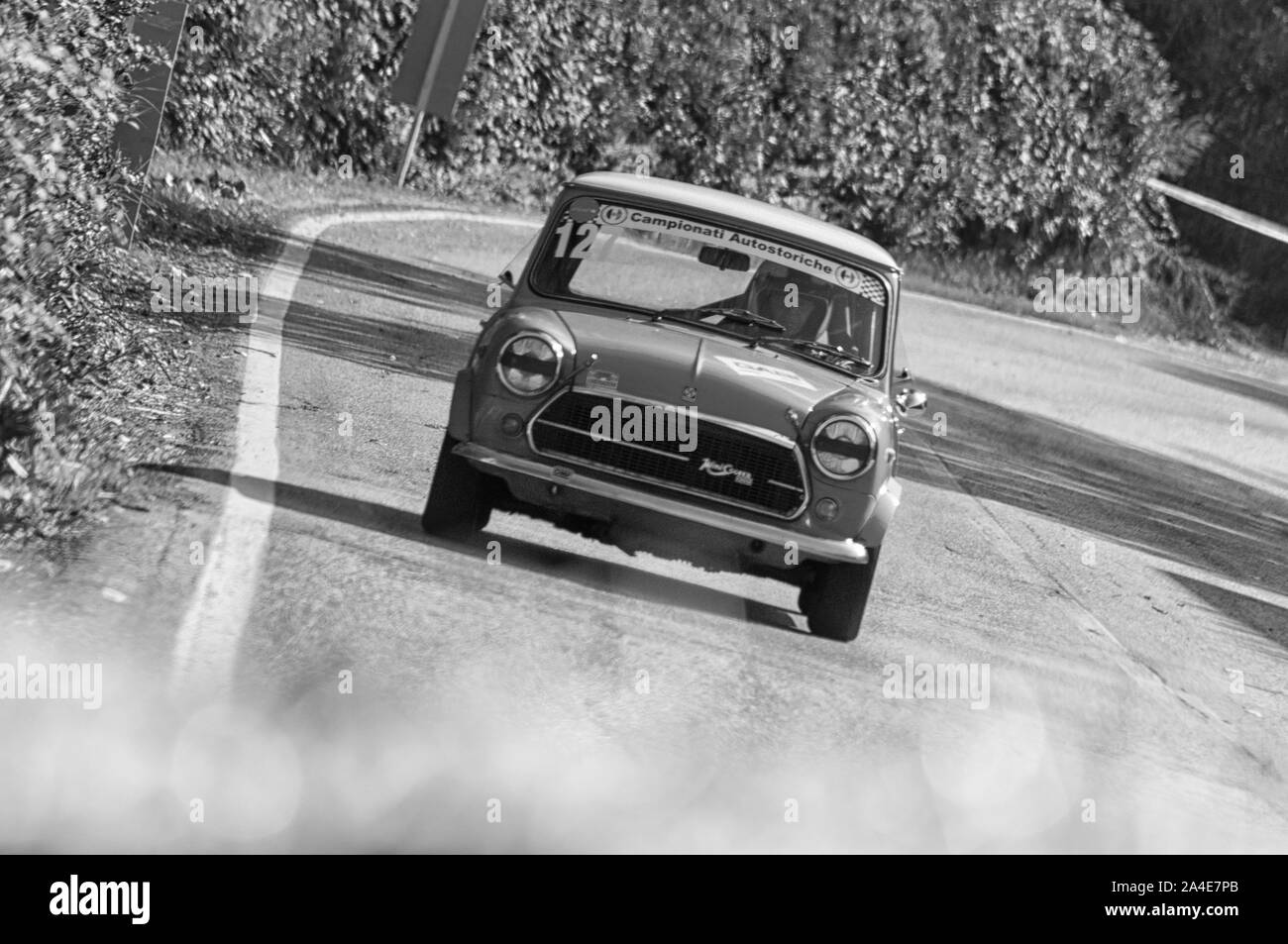 PESARO COLLE SAN BARTOLO , Italia - OTT 12 - 2019 : COOPER 1300 su una vecchia macchina da corsa nel rally Foto Stock