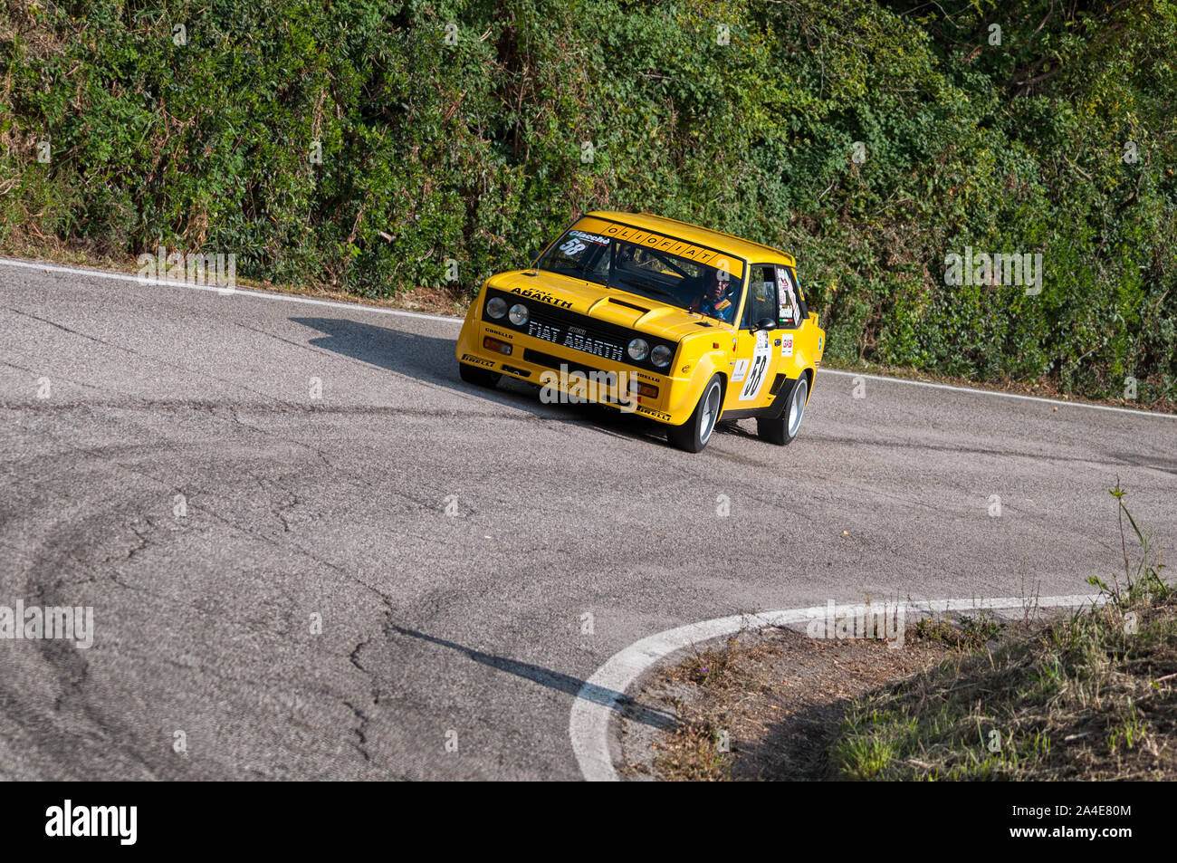 PESARO COLLE SAN BARTOLO , Italia - OTT 12 - 2019 : Fiat 131 Abarth su una vecchia macchina da corsa nel rally Foto Stock